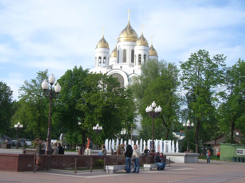 калининград фонтан деревья город храм